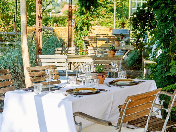 Een luxe ingerichte buiten restaurant. 