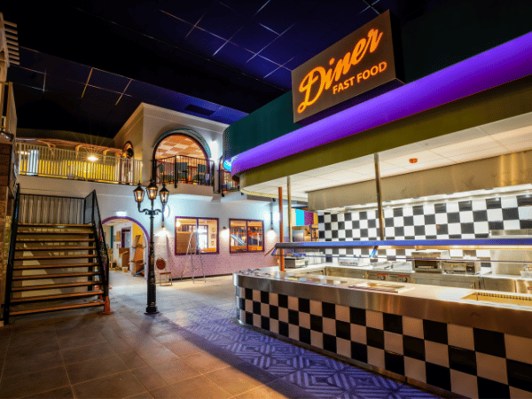 Een blik van een fast food gedeelte uit de ABC restaurant.