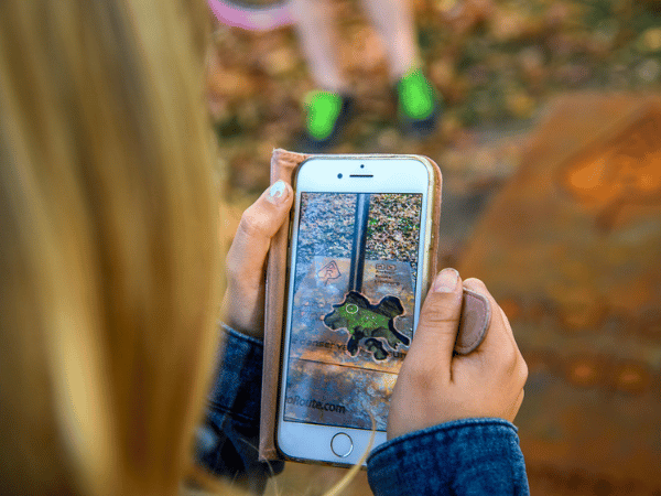 Meisje werkt met de app van de archeo-route.