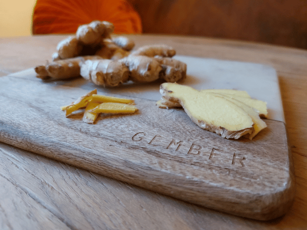 Verschillende soorten gember op een houten plankje.