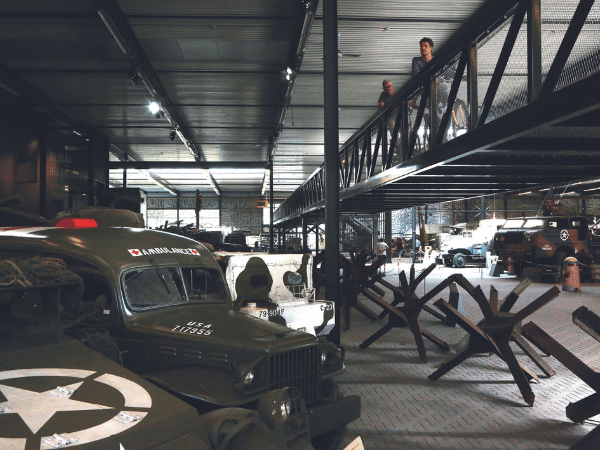 Een blik van de ambulanceauto's uit het oorlog met voorbij fietsende mensen op de brug.