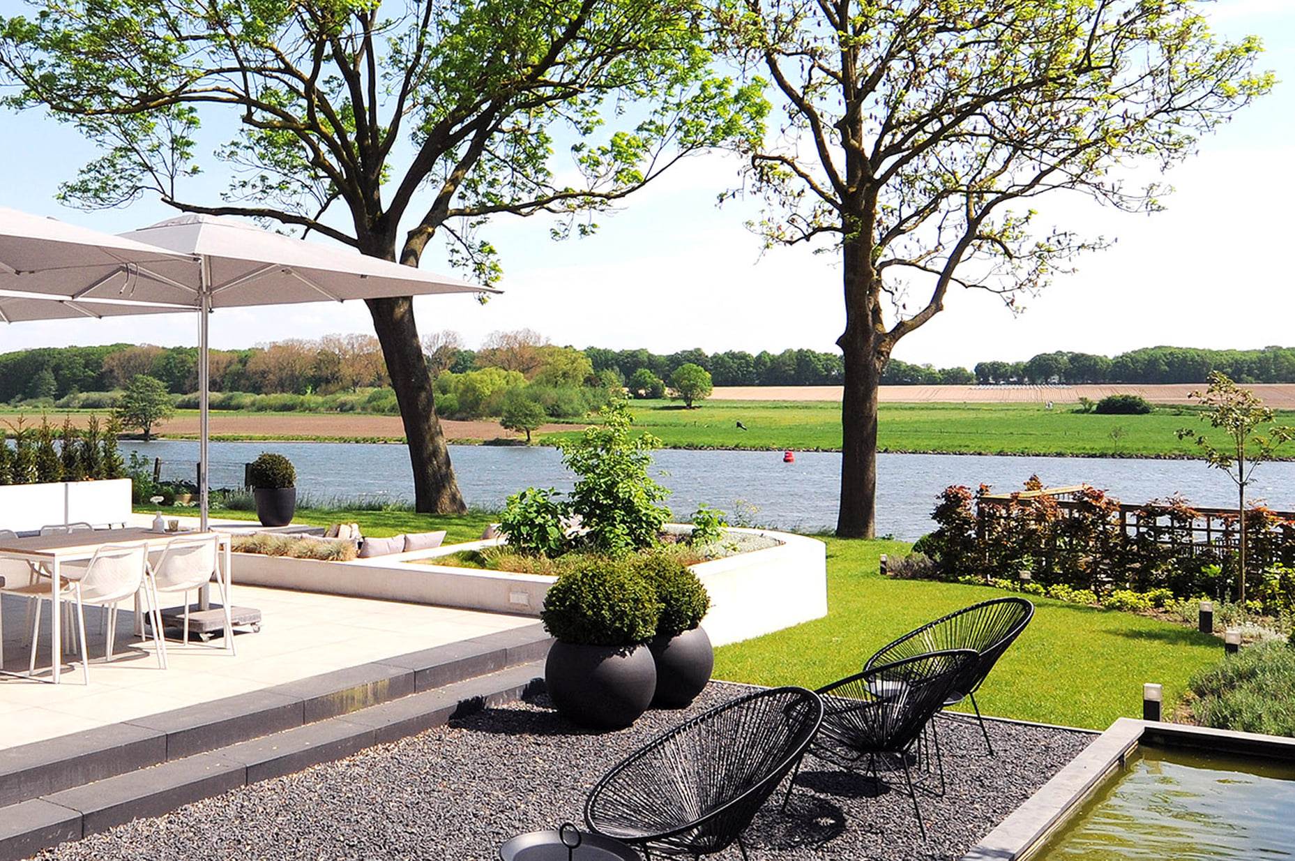 Uitzicht op de Maas vanuit de veranda is aanwezig in deze B&B.